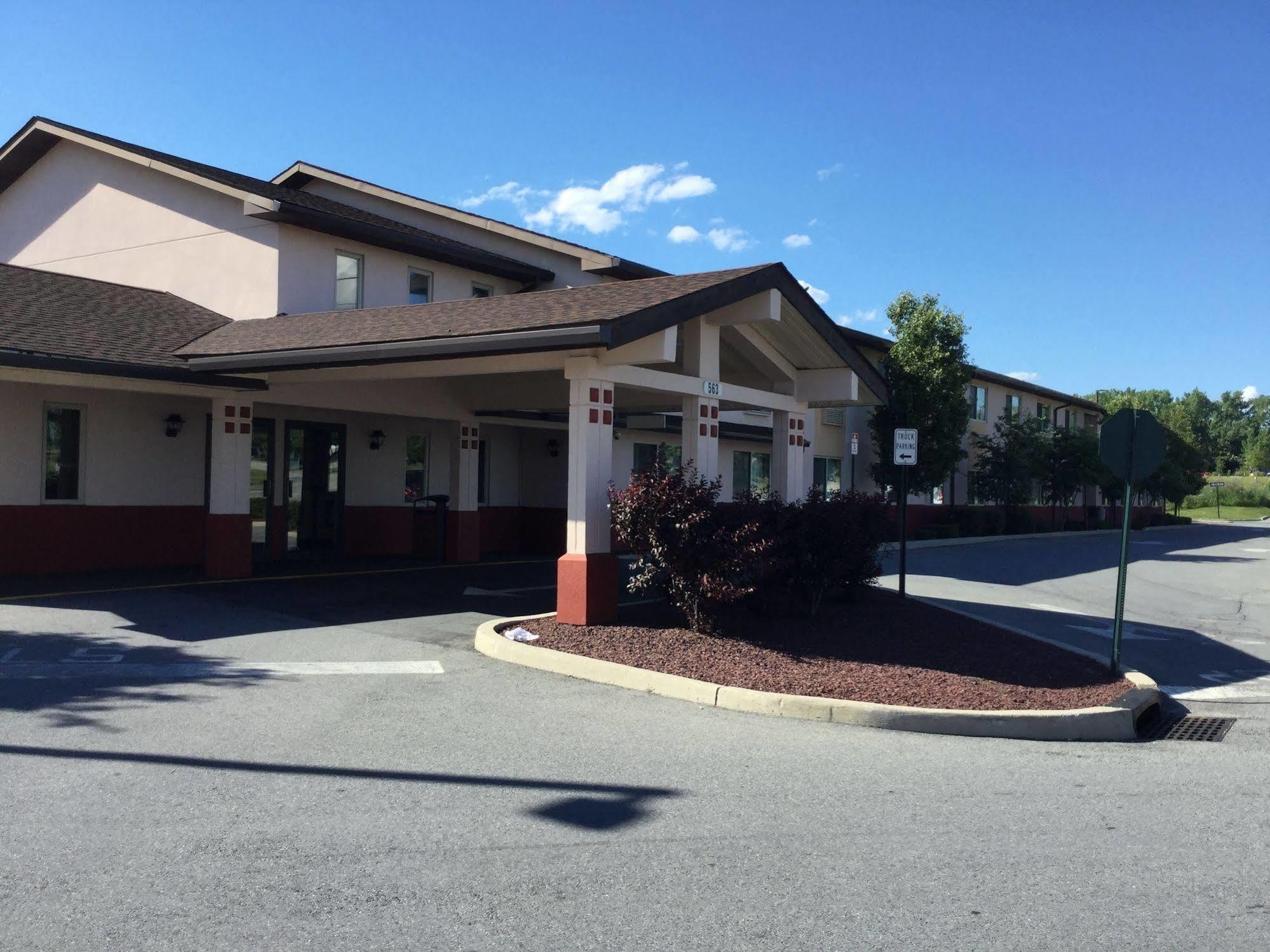 Super 8 By Wyndham Middletown Motel Exterior photo